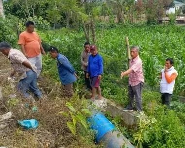 Warga Desa Parmahanan Bangun Irigasi Darurat dari Tong Besi, DPRD Simalungun Janji Kawal Perbaikan Permanen