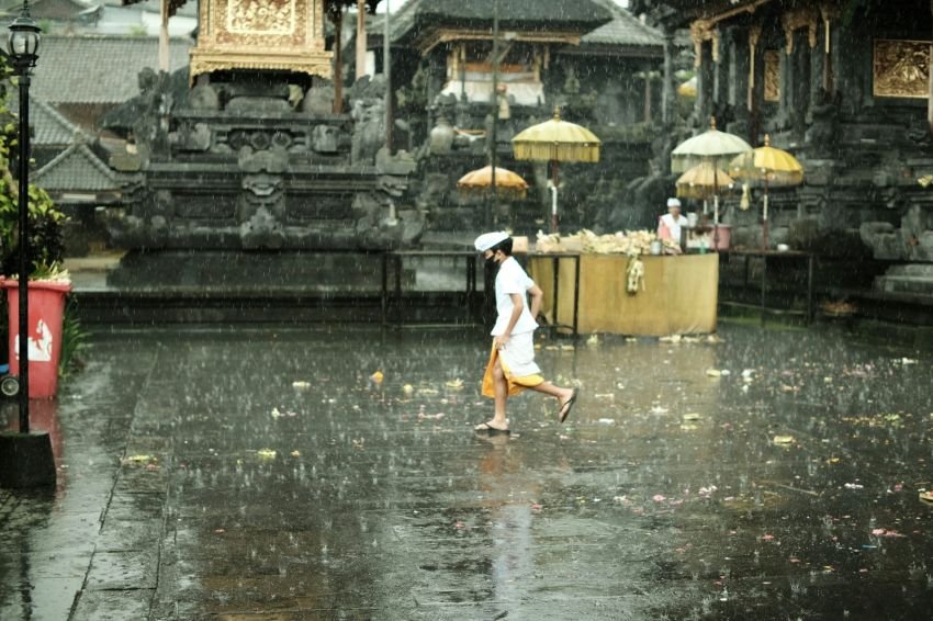 Prakiraan Cuaca Bali Hari Ini, Minggu 4 Mei 2025: Dominasi Hujan Ringan hingga Petir