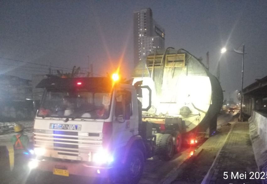 Truk Muatan Trafo Tersangkut di Barier Beton Jalan RE Martadinata, Lalin Dialihkan