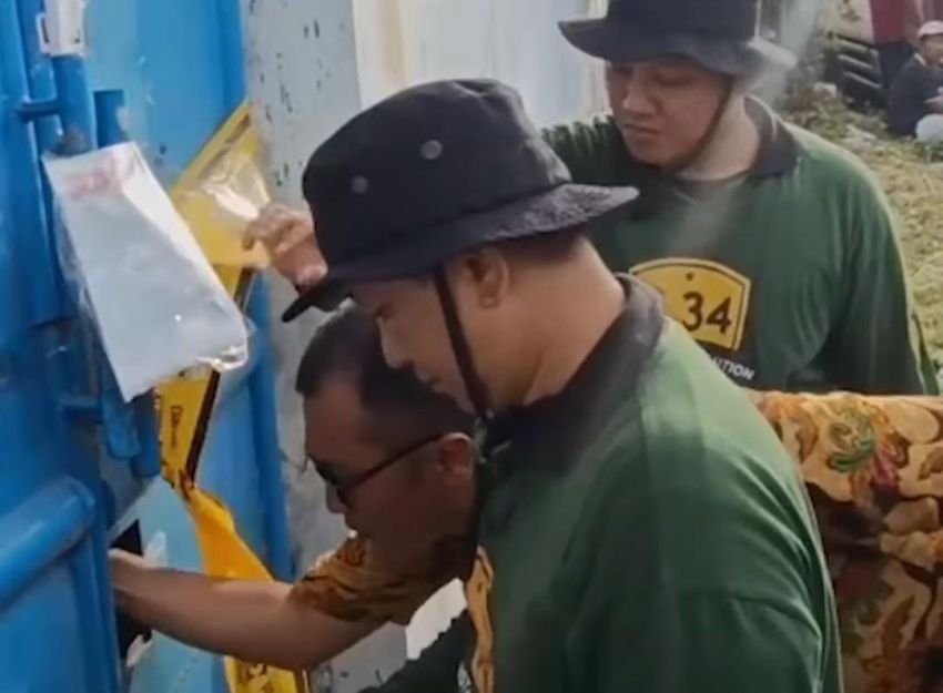 Polda Jatim Geledah Gudang Sentoso Seal, Temukan Ijazah Mantan Pegawai di Brankas