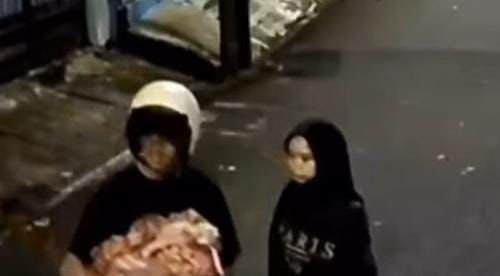 Terekam CCTV! Pasangan Tinggalkan Bayi di Teras Rumah Warga Jakarta Timur