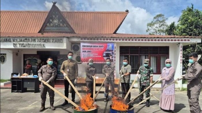 Cabjari Tiga Binanga Musnahkan Puluhan Gram Narkotika dan Barang Bukti dari Puluhan Perkara