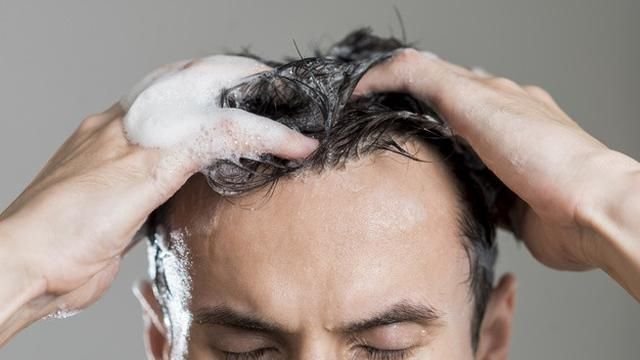 Bolehkah Keramas Setiap Hari? Ini Penjelasan Medis dan Tips Aman untuk Rambut