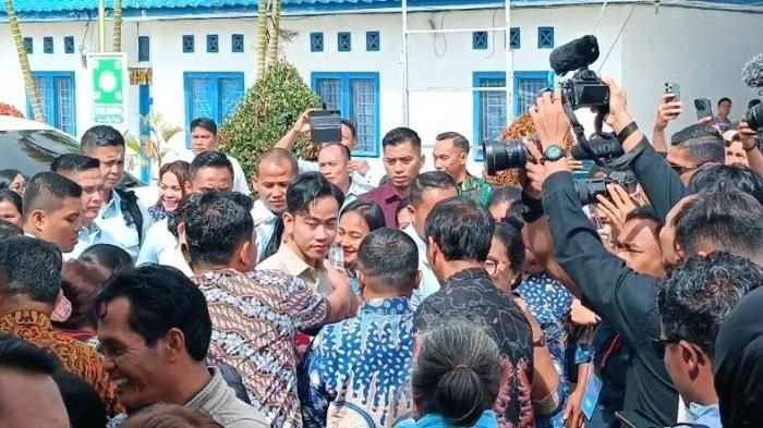 Wapres RI Gibran Tinjau Puskesmas Sigompul dan Pasar Tradisional di Humbahas, Disambut Antusias Warga