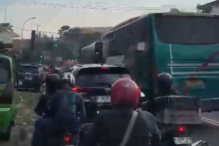Libur Kenaikan Isa al masih , Jalur Menuju Puncak Bogor Terpantau Padat dengan Rekayasa Ganjil Genap