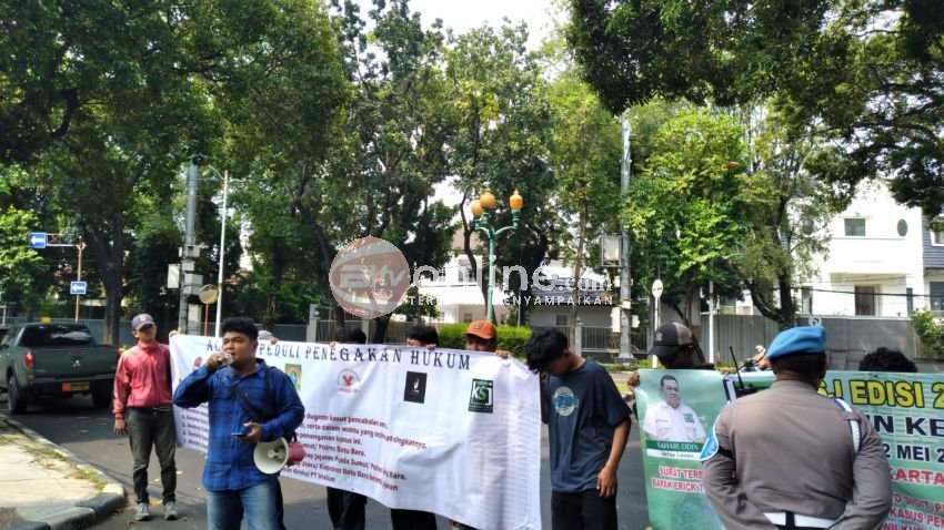 Desak Pengusutan Kasus Pelecehan Seksual, Puluhan Massa Unjukrasa di Depan Kantor KPAI dan Mabes Polri