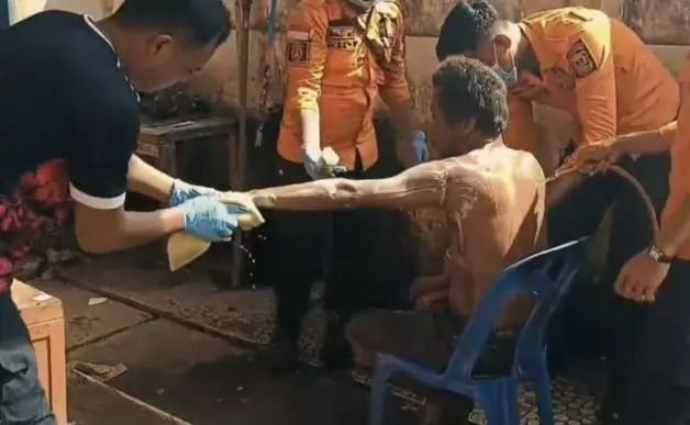 Pria Diduga ODGJ yang Sering Telanjang di Jalan Ahmad Yani Binjai Dievakuasi BPBD