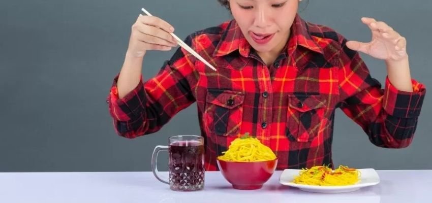 Waspada! Makan Menjelang Tidur Bisa Picu Refluks Asam dan Gangguan Kesehatan Serius