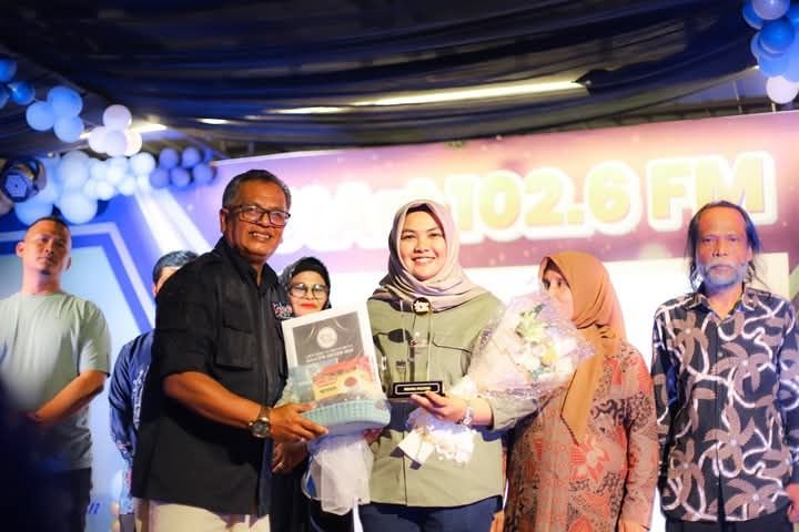 Wabup Atika Azmi Terima Lifetime Achievement di HUT ke-18 Radio StArt FM Panyabungan