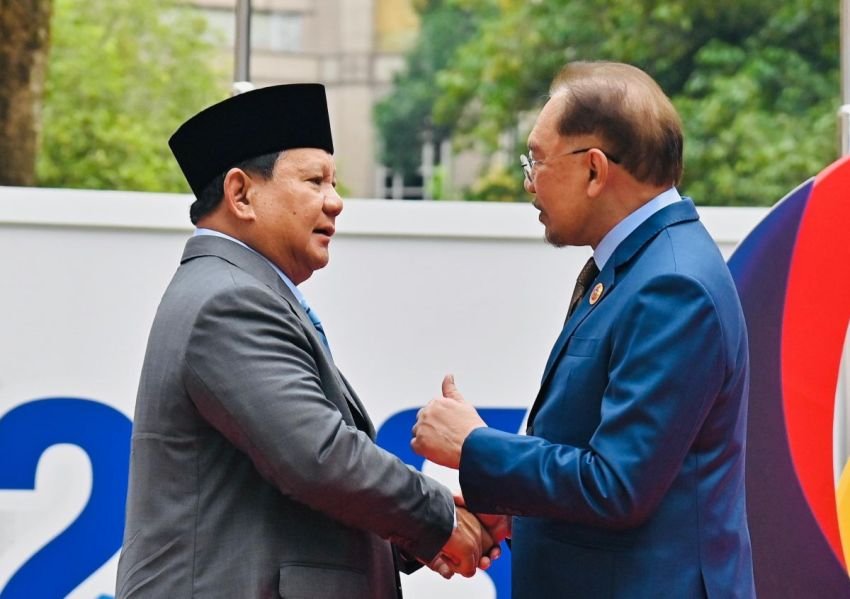 Presiden Prabowo Tiba di Kuala Lumpur untuk Hadiri KTT ke-46 ASEAN, Diterima Hangat oleh PM Anwar Ibrahim