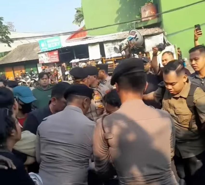 Bakar Ban dan Aksi Saling Dorong Warnai Demo Buruh di DPR