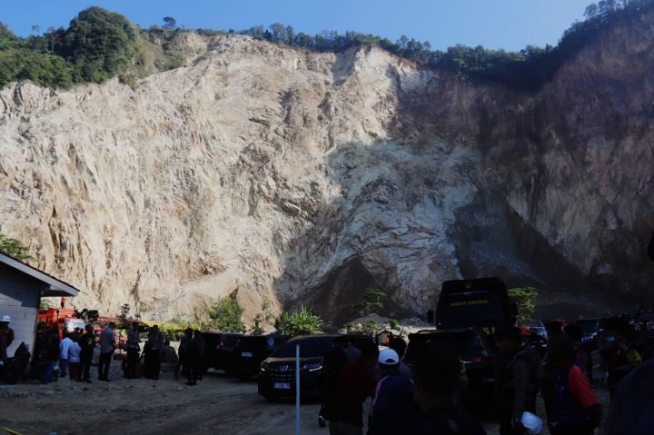 Longsor Susulan Kembali Terjadi di Gunung Kuda Cirebon, Evakuasi Dihentikan Sementara