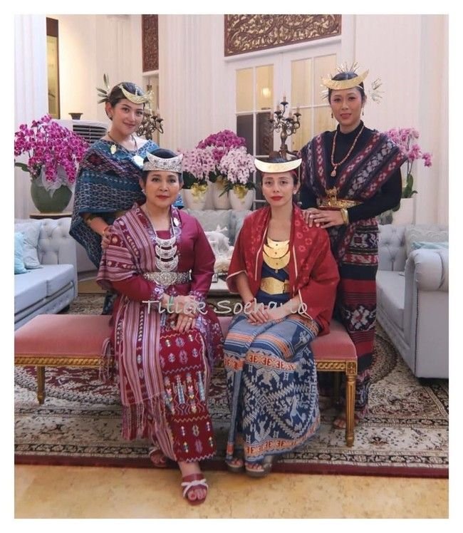 Kain Tenun NTT Jadi Sorotan, Titiek Soeharto Dukung Budaya Lokal di Ajang Busana Tradisional