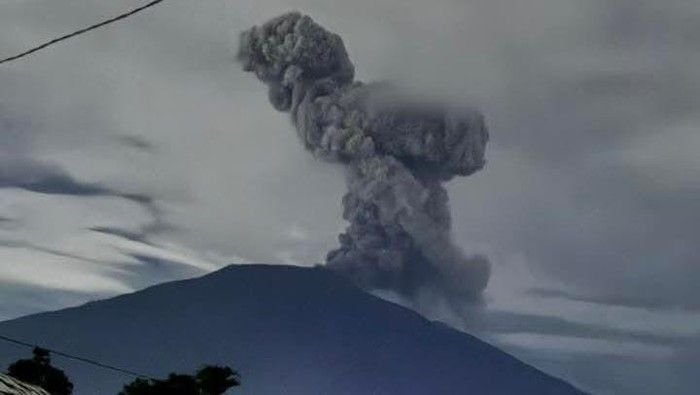 Gunung Marapi Erupsi Lagi Malam Ini, Warga Panik Dengarkan Dentuman Keras dan Lihat Pijar Api