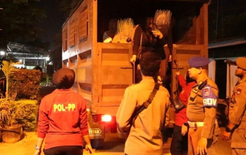Satpol PP Padang Amankan 18 Remaja Berpakaian Seksi Saat Malam Tahun Baru Islam