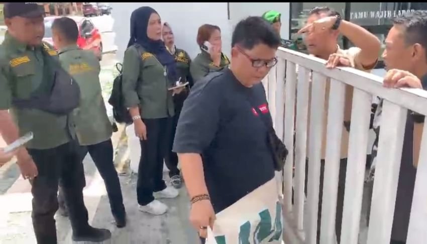 Aksi Unjuk Rasa AWaSI Jambi di Kantor Kejari Sungai Penuh Berujung Ketegangan