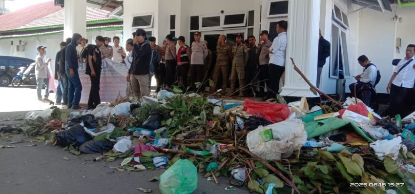 Pengunjukrasa Tumpahkan Sampah di Pintu Masuk Kantor Walikota Padangsidimpuan