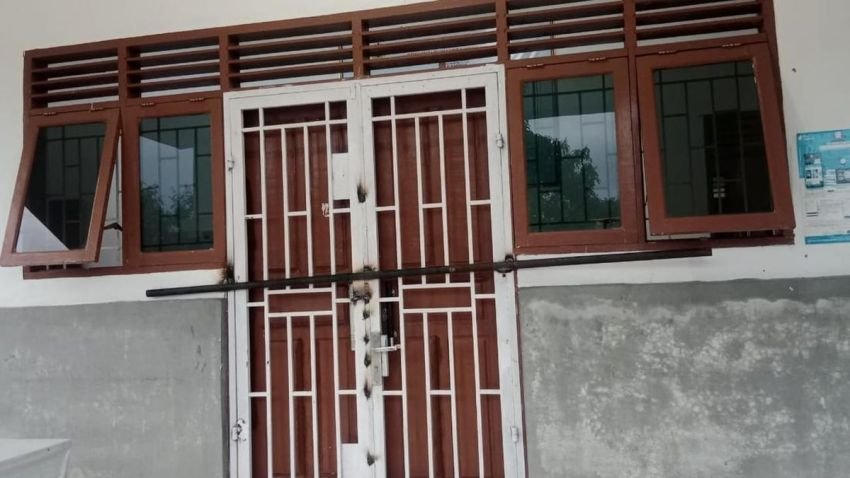 Keluarga Calon Siswa Diduga Las Pintu Kantor Cabdisdik Sumut Wilayah VIII di Toba Gegara SPMB 2025