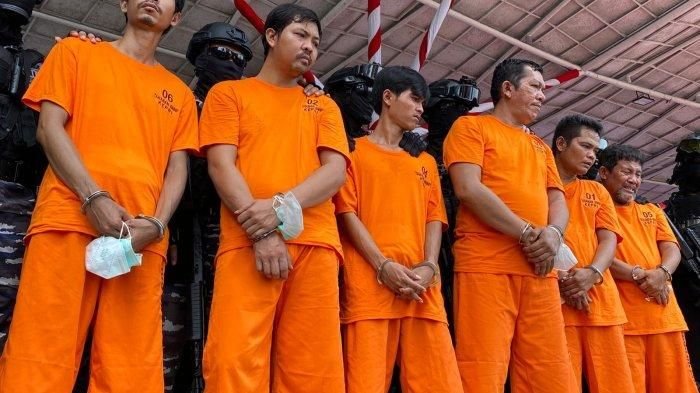 Menangis Saat Dihadirkan, Tersangka 2 Ton Sabu Ngaku Dijebak