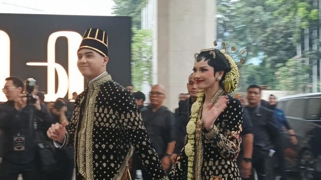 Al Ghazali dan Alyssa Daguise Hadir Memukau di Acara Ngunduh Mantu Bertema Javanese Royal Wedding