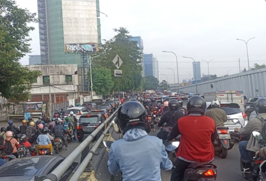 Kemacetan Parah di Gerbang Tol Lenteng Agung 2, Antrean Kendaraan Mengular hingga 500 Meter