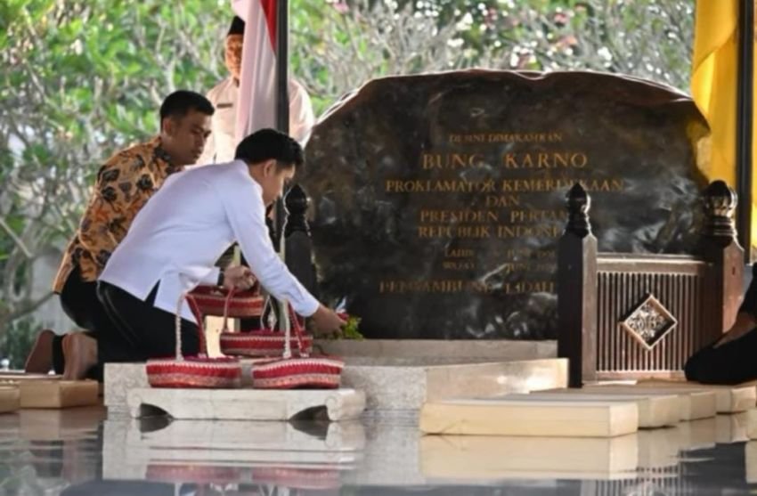 Wapres Gibran Ziarah Senyap ke Makam Bung Karno di Blitar, Lanjut Tinjau Layanan Kesehatan dan UMKM