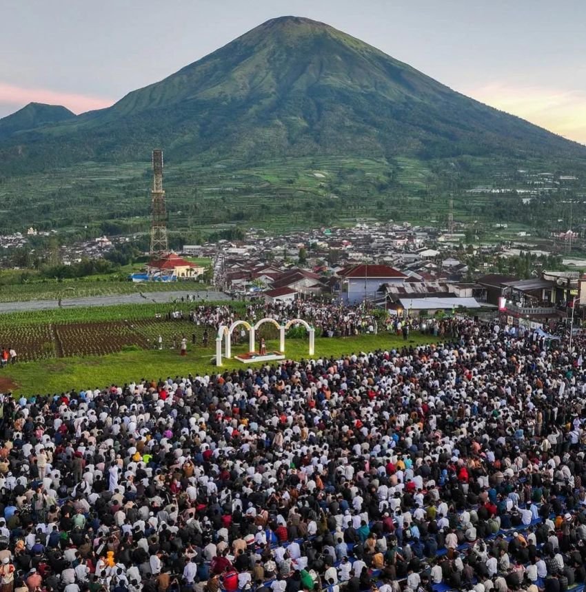 Ramai Jemaah Salat di Depan Imam saat Idul Adha di Wonosobo, Bagaimana Hukumnya?