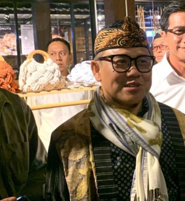 Cak Imin Kenakan Wastra Nusantara di Dusun Bambu: “Bangga Buatan Anak Negeri”
