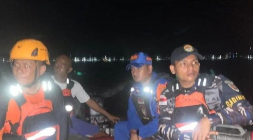 Long Boat Pembawa Tim Sepak Bola Tenggelam di Selat Nenek Batam, 8 Orang Masih Hilang