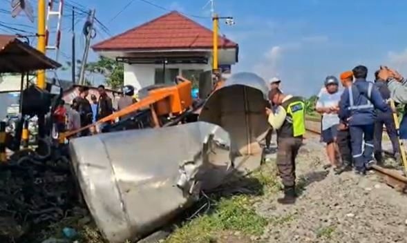KA Ambarawa Ekspres T4brak Truk Tangki di Lamongan, Sopir Truk T3was di Tempat