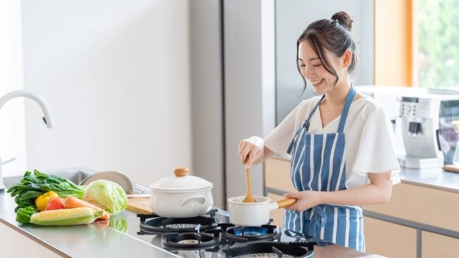 Masak Bisa Picu Jerawat? Ini Penjelasan Ahli Kulit soal Bahaya Dapur bagi Kesehatan Wajah