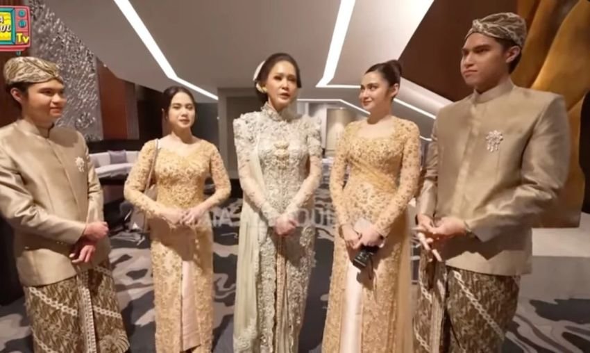 Akad Al Ghazali Tanpa Seragam, Tissa dan Syifa Tampil Kompak Pakai Kebaya Eksklusif