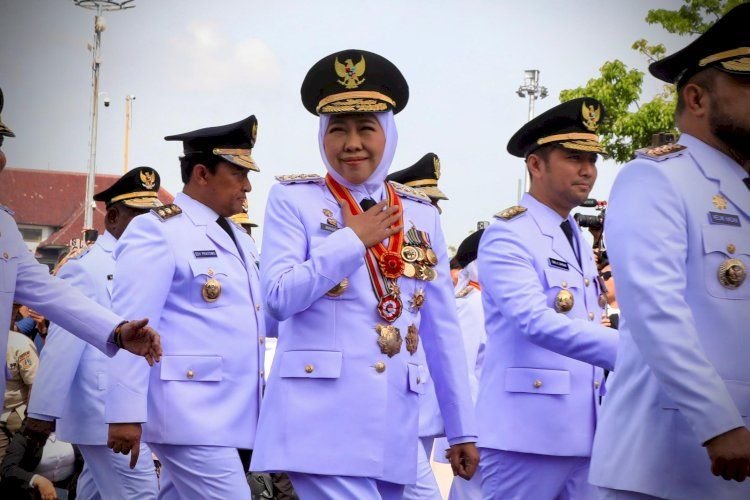 Absen dari Panggilan KPK, Gubernur Khofifah Hadiri Wisuda Anak di China