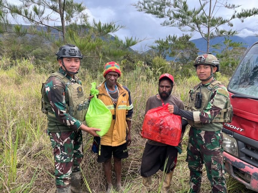 Satgas Yonif 700/WYC Anjangsana ke Kampung Wako, Jalin Persaudaraan Lewat Bantuan Sembako