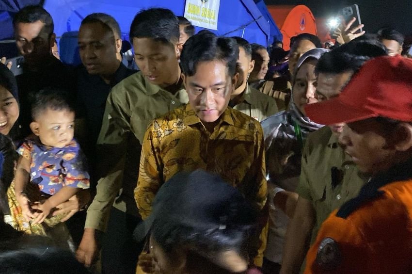 Gibran Rakabuming Berikan ‘Bantuan Wakil Presiden’ untuk Pengungsi Korban Kebakaran di Penjaringan