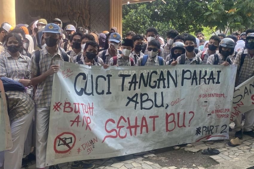 Siswa SMAN 9 Tambun Selatan Protes Bantuan Makan Siang Fiktif: “Tanda Tangan Ada, Snack-nya Nggak Pernah Dapat!”