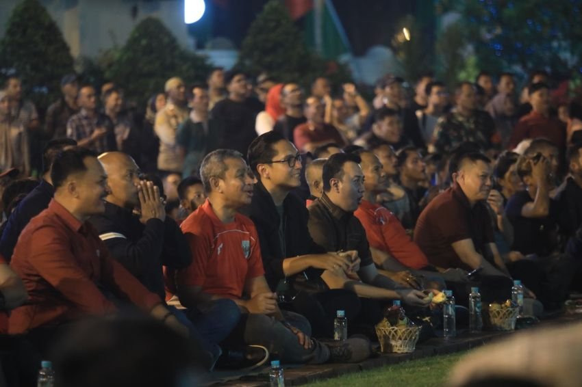Respect untuk Timnas Indonesia, Wali Kota Medan Rico Waas Nobar Lesehan Bersama Ribuan Warga