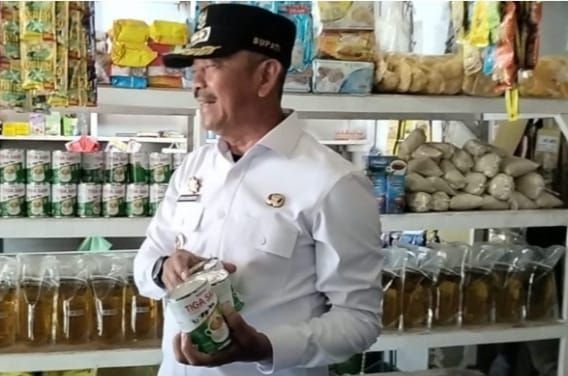 Bupati Madina Belanja dan Cek Kesehatan di Gerai KMP Sibanggor Jae