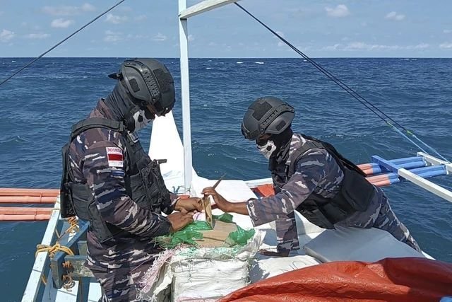 TNI AL Tangkap Dua Kapal Filipina Selundupkan Skincare dan Obat Ayam Ilegal di Perairan Sangihe