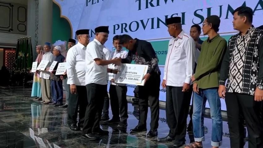 Wagub Sumut Serahkan ZIS Triwulan II 2025, Tegaskan Peran Strategis Baznas dalam Pembangunan Daerah