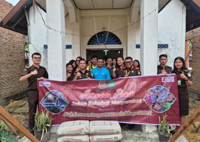 Kejari Madina Salurkan 70 Zak Semen untuk Pembangunan Gereja HKI Janji Matogu