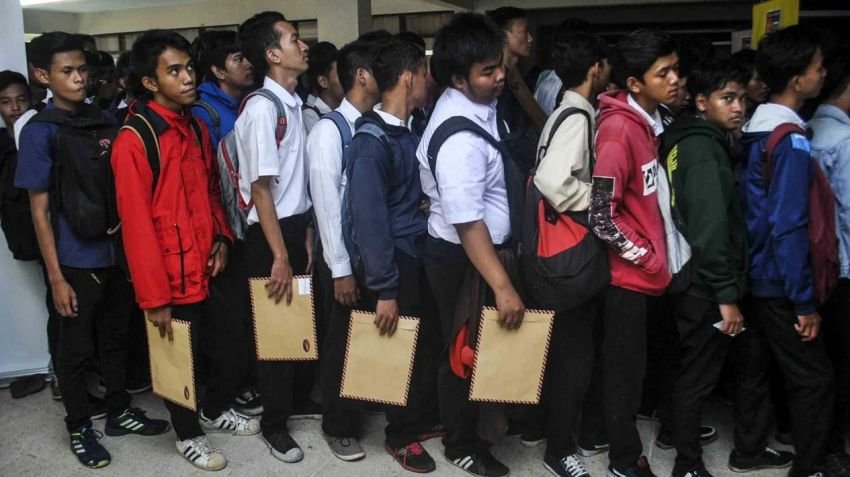 Miris! Media Asing Soroti Sulitnya Anak Muda Indonesia Dapat Kerja Layak: Lulusan Hukum Jadi Teknisi Nikahan