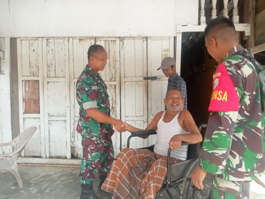 Danramil 11/Kluet Tengah Serahkan Kursi Roda untuk Warga Lumpuh, Wujud Kepedulian TNI kepada Masyarakat