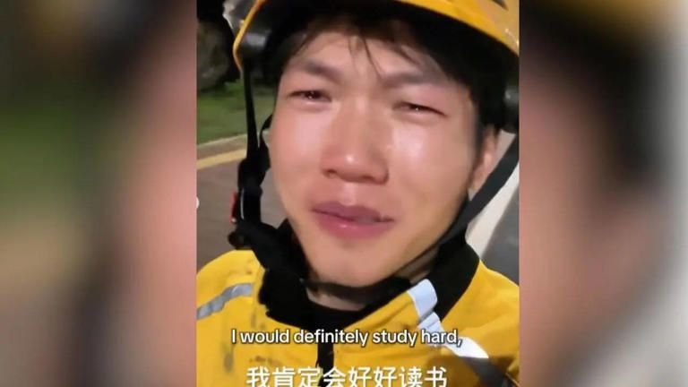 Kerja 10 Jam Tanpa Henti, Pengantar Makanan di China Menangis: “Aku Tak Punya Waktu untuk Lapar”