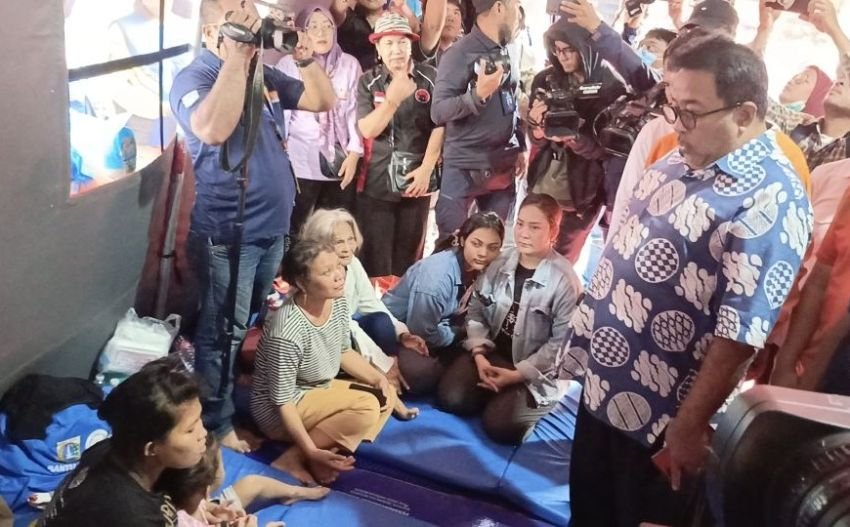 Wagub DKI Rano Karno Kunjungi Korban Kebakaran di Bukit Duri: “Periksa ke Dokter Ya”