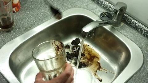 Hentikan Kebiasaan Buang Ampas Kopi ke Wastafel, Ini Dampaknya!