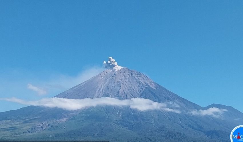 Hujan Abu Tipis Landa Malang, Gunung Semeru Alami 44 Kali Erupsi dalam 1 Hari