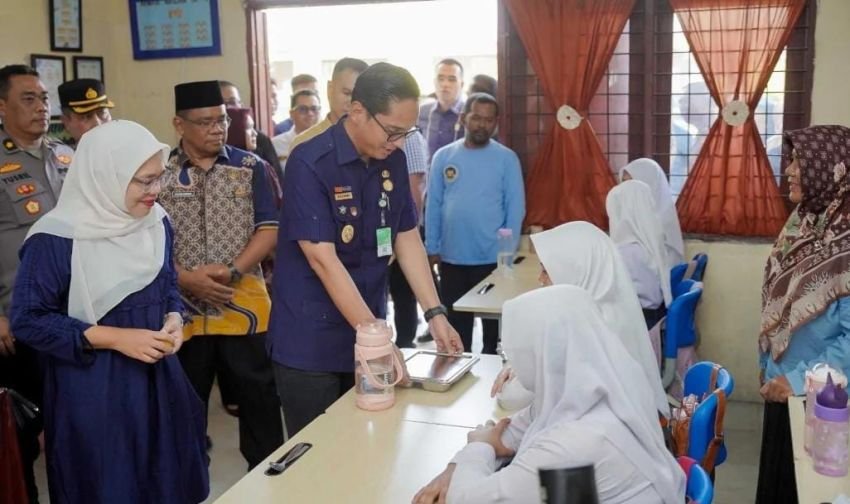 Dukung Program MBG, Wali Kota Medan Rico Waas Tinjau Langsung Pelaksanaan di SMPN 20