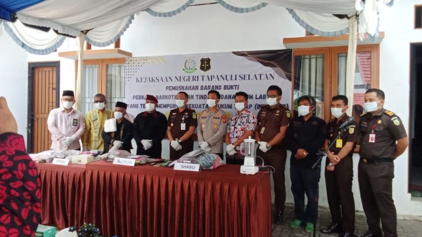 Kejari Tapsel Musnahkan Barang Bukti Narkotika dan Tindak Pidana Umum Periode Juli 2025