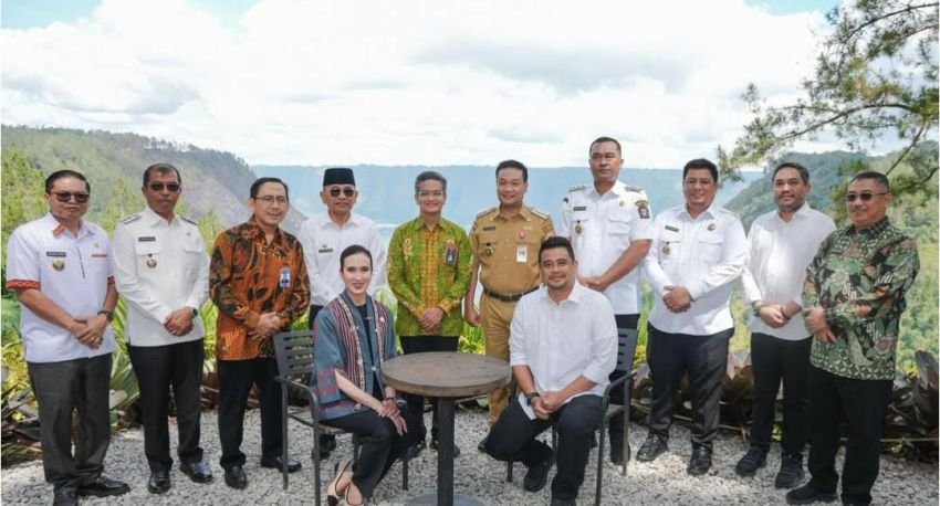 Gubsu Bobby Nasution Bahas Strategi Revalidasi Geopark Danau Toba Bersama Menpar dan 7 Bupati